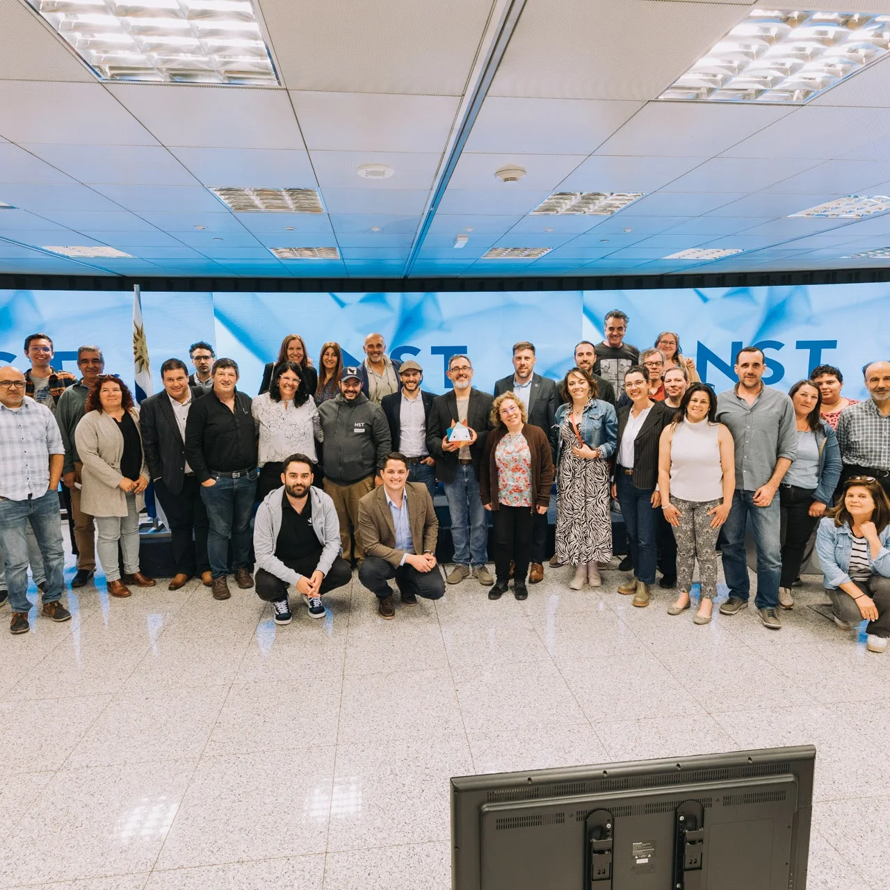 Equipo y participantes de una actividad de ciudadanía digital