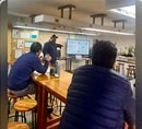 Participantes conversando en un espacio comunitario